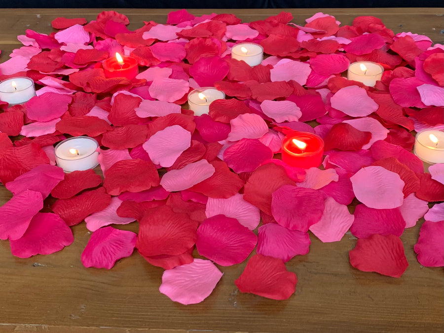 Romance 1000-Valentine Mix of Silk Rose Petals + candles
