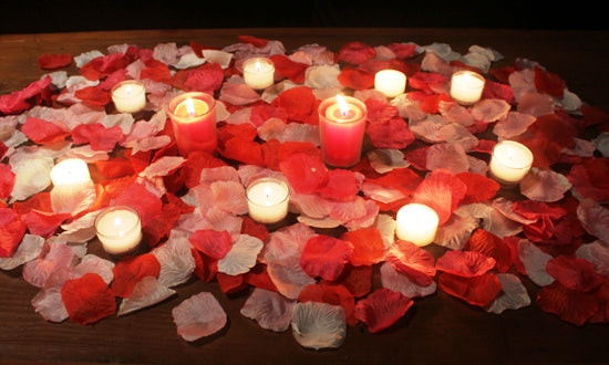 Romance 2500, Artificial Rose Petals + candles